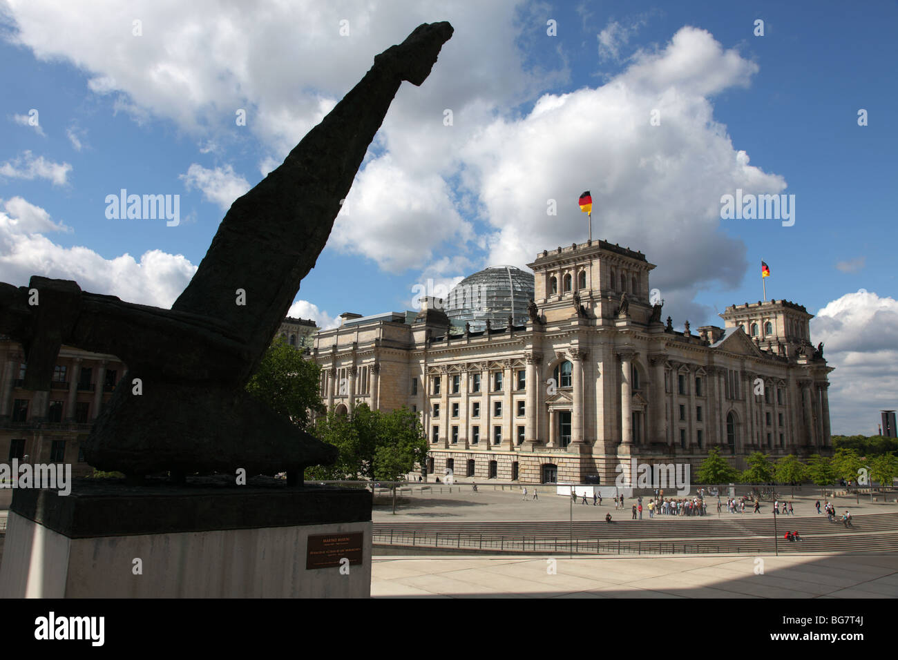 Allemagne Berlin Reichstag bâtiment du parlement allemand Marino Marini Sculpture en premier plan Miracle Miracolo- L'idea di un' immagi Banque D'Images