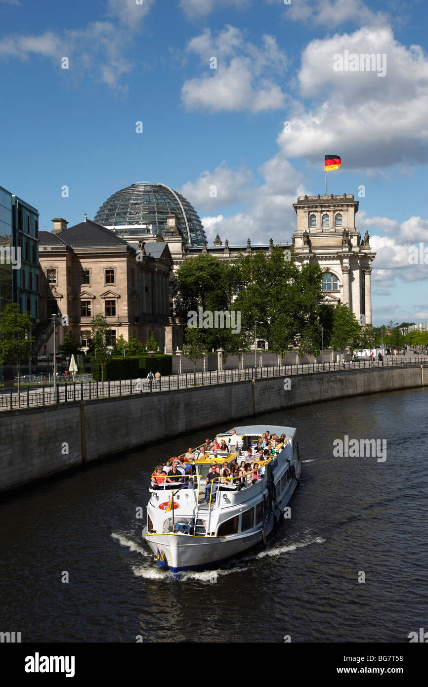 Allemagne, Berlin, le Reichstag, le Parlement allemand, de construction, de la Spree bateau d'excursion, Croisière Banque D'Images