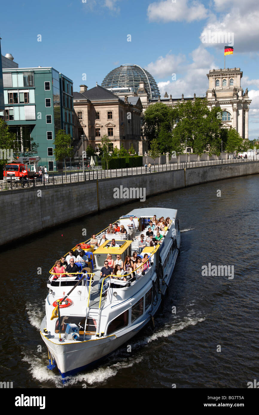 Allemagne, Berlin, le Reichstag, le Parlement allemand, de construction, de la Spree bateau d'excursion, Croisière Banque D'Images