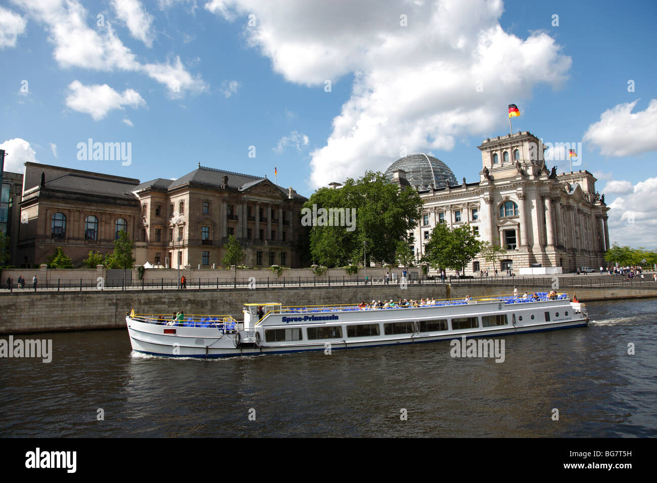 Allemagne, Berlin, le Reichstag, le Parlement allemand, de construction, de la Spree bateau d'excursion, Croisière Banque D'Images