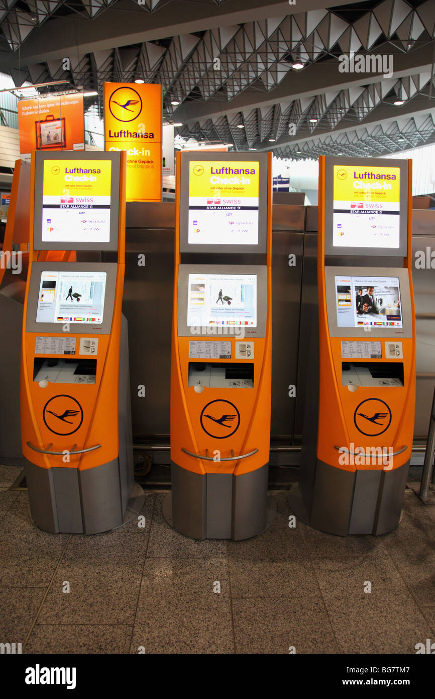 Allemagne, Francfort, l'Aéroport International de Francfort, terminal 1, des distributeurs automatiques d'Embarquement Banque D'Images