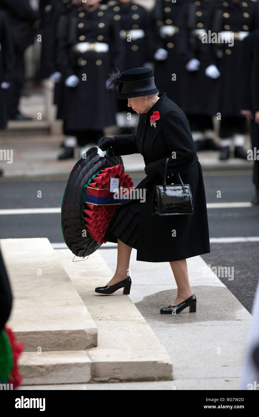 La Reine Elizabeth II La Grande-Bretagne dépose une couronne de fleurs au cénotaphe dans le centre de Londres, le Dimanche du souvenir 2009 Banque D'Images