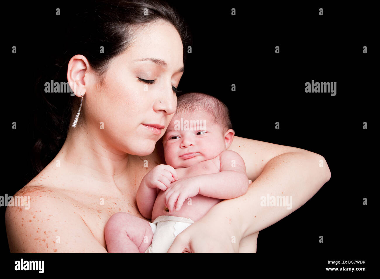 Belle Caucasian Woman holding mère avec son nouveau-né avec des yeux ouverts et des couches dans les bras, elle est isolée. Banque D'Images