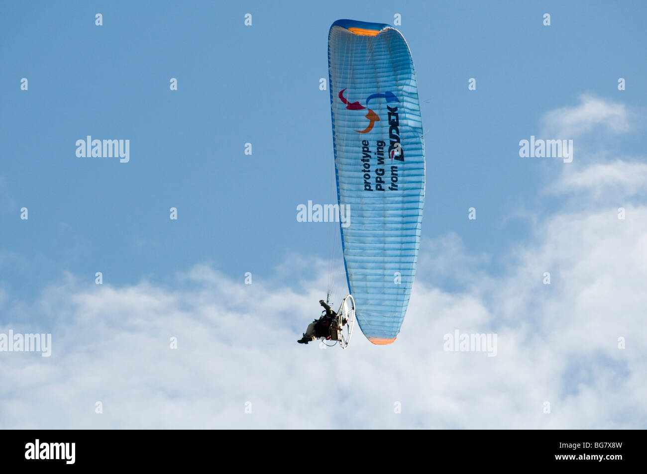 Vent léger voile micro lite microlite ascenseur flottante float soar voler comme un oiseau glisser ascenseur ride thermique voile pilot sai Banque D'Images