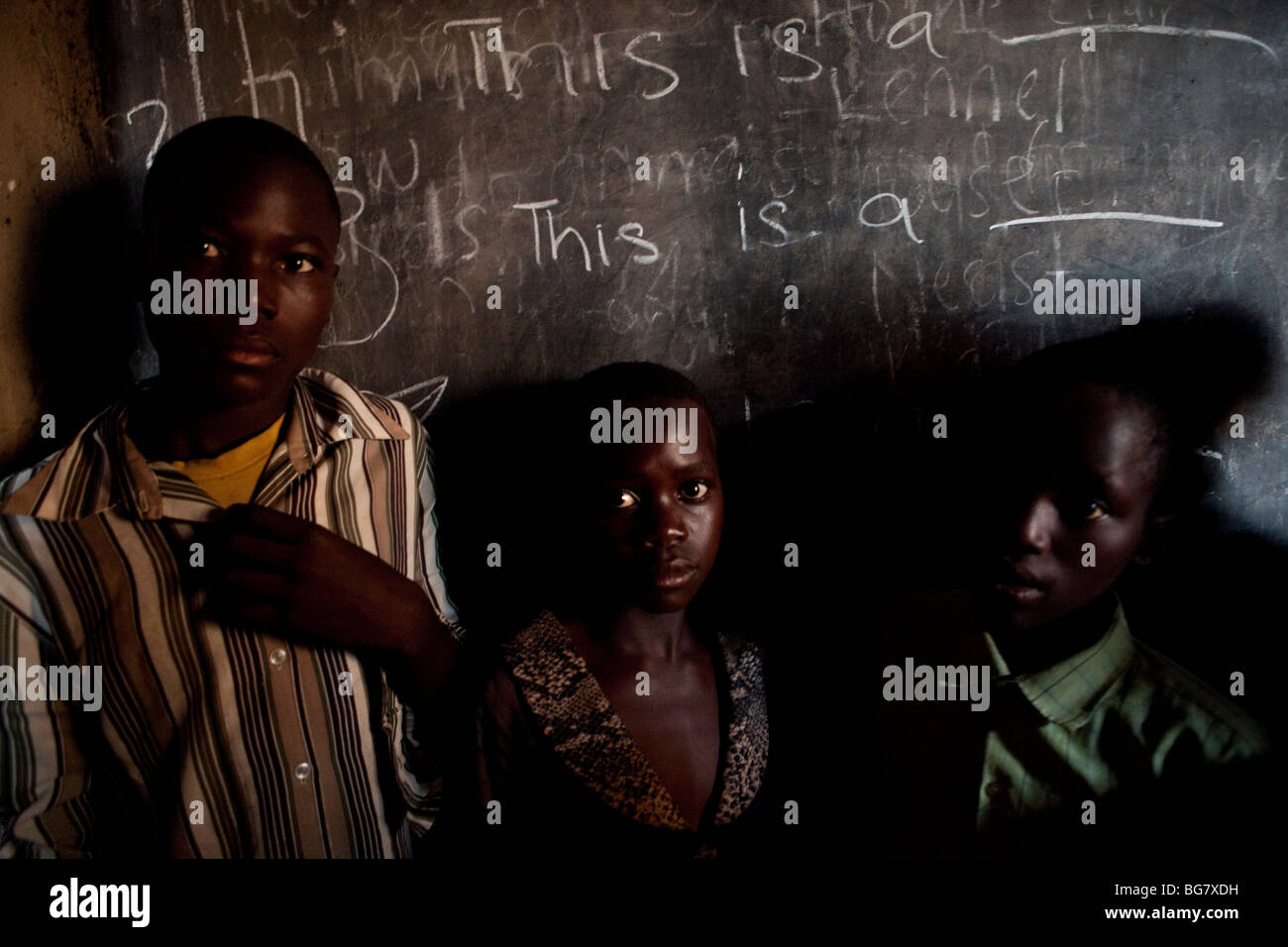 Les enfants sont devant un tableau noir dans une salle de classe de Amuria, en Ouganda. Banque D'Images