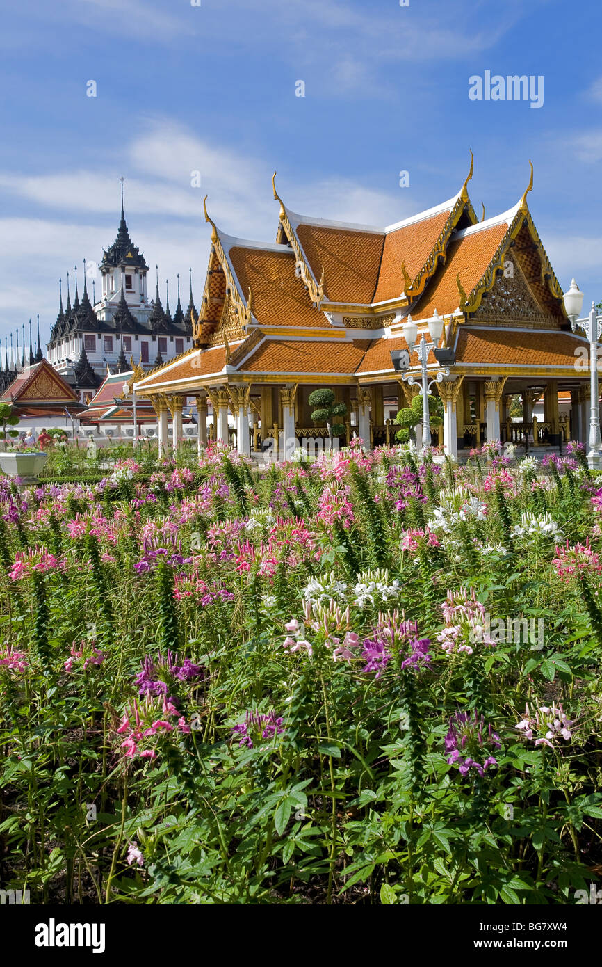 Chesdabodin Maha Pavilion. Sur l'arrière-plan le Loha Prasat temple. Bangkok. Thaïlande Banque D'Images