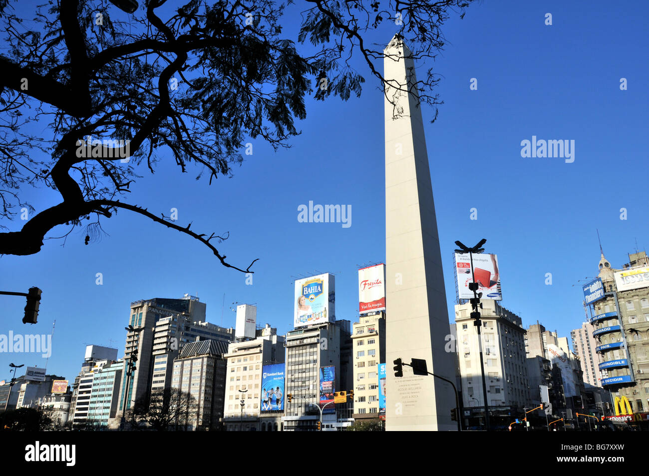 Obélisque et de bâtiments, 9 juillet avenue, Buenos Aires, Argentine Banque D'Images