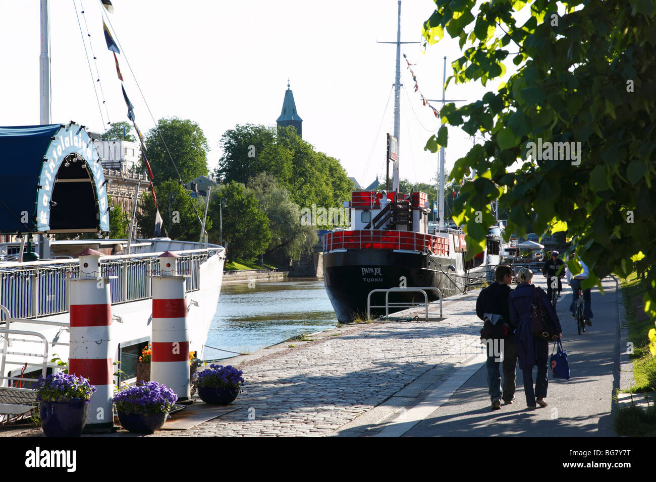 Région de la Finlande Finlande Finlande occidentale aura Turku River Rivière navires amarrés les piétons la Tour de la Cathédrale de Turku Banque D'Images