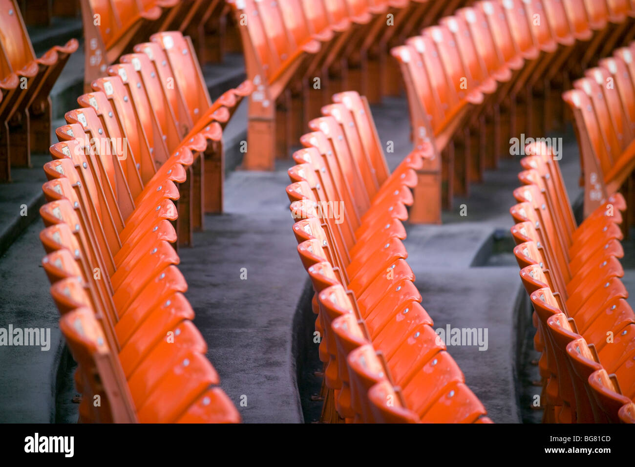 Des sièges vides dans le stade de baseball d'Hiroshima avant un tournoi little league baseball japonais, Hiroshima, Japon. Banque D'Images