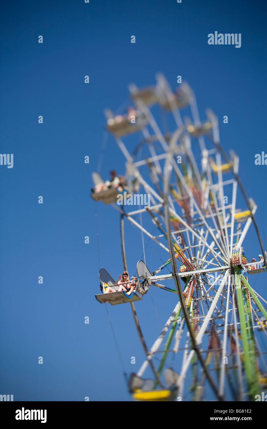 Woman and boy sur la grande roue, dans l'ouest de l'Idaho Fair, Boise, Idaho. Banque D'Images