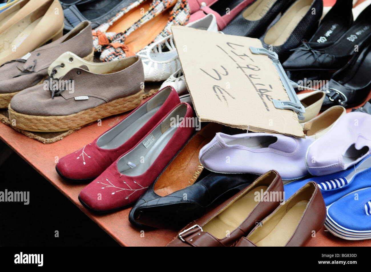 France, Paris, extérieur de vêtements et chaussures de la rue du marché Banque D'Images