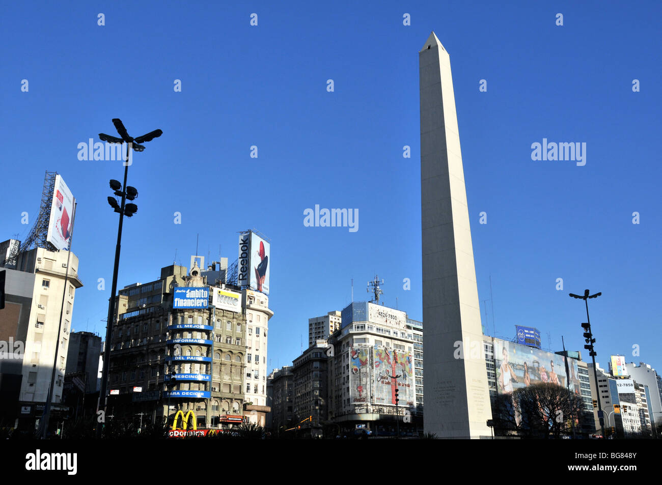 Obélisque et 9 juillet avenue, Buenos Aires, Argentine Banque D'Images