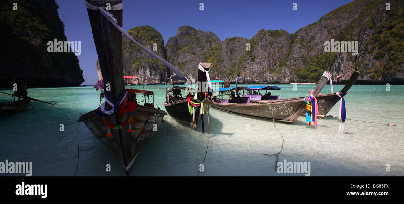 Bateaux à longue queue dans la baie de Maya, l'île de Phi Phi Leh, Thaïlande Banque D'Images