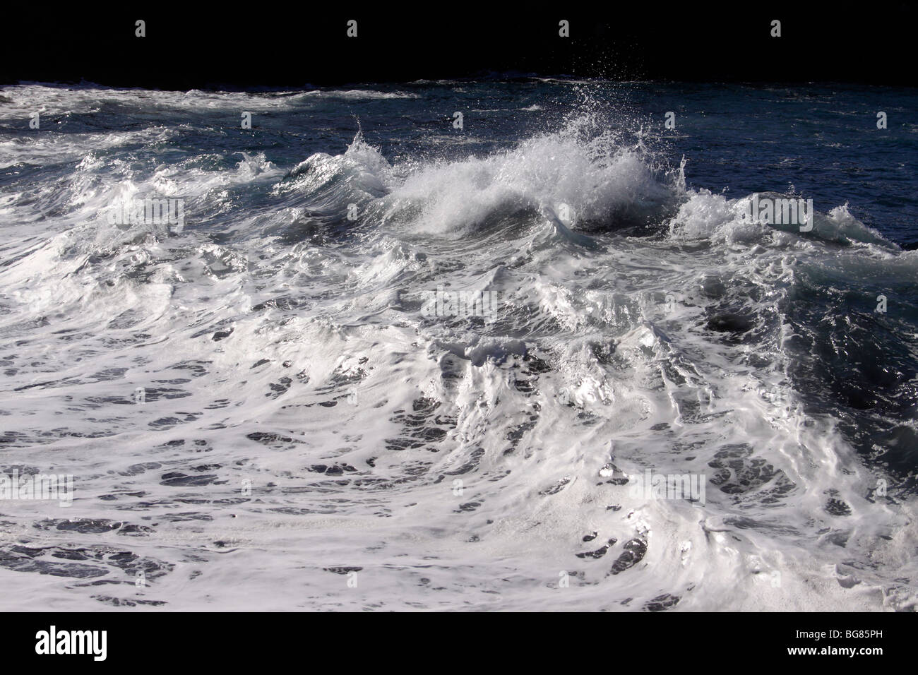 Les rouleaux de l'ATLANTIQUE À TERRE CRASH SUR L'ÎLE CANARIENNE DE TENERIFE. Banque D'Images