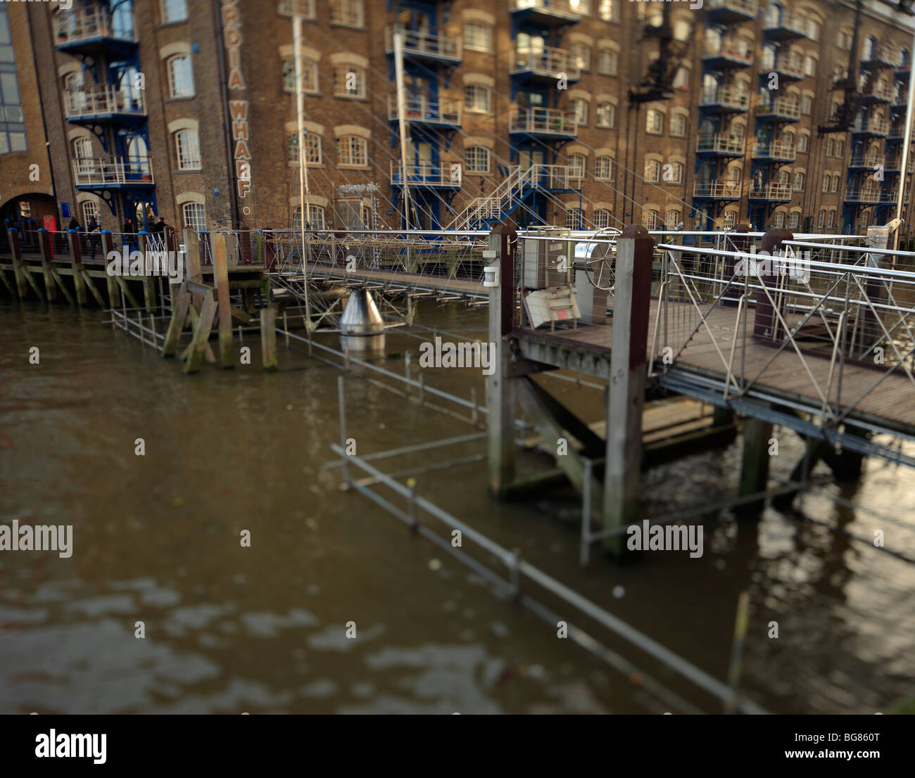 St Sauveur Passerelle dock, wharf, Concordia New London, England, UK. Banque D'Images