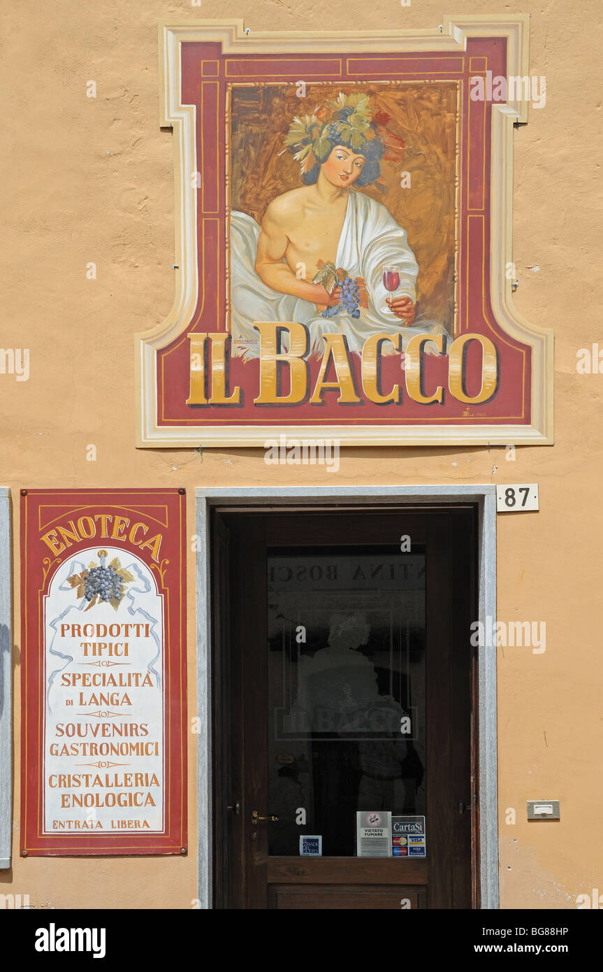 Entrée privée et avis à un bar ou taverna dit Il Bacco en Piémont Italie Barolo Le bar dispose d'un signe Bacchus peints sur le mur Banque D'Images