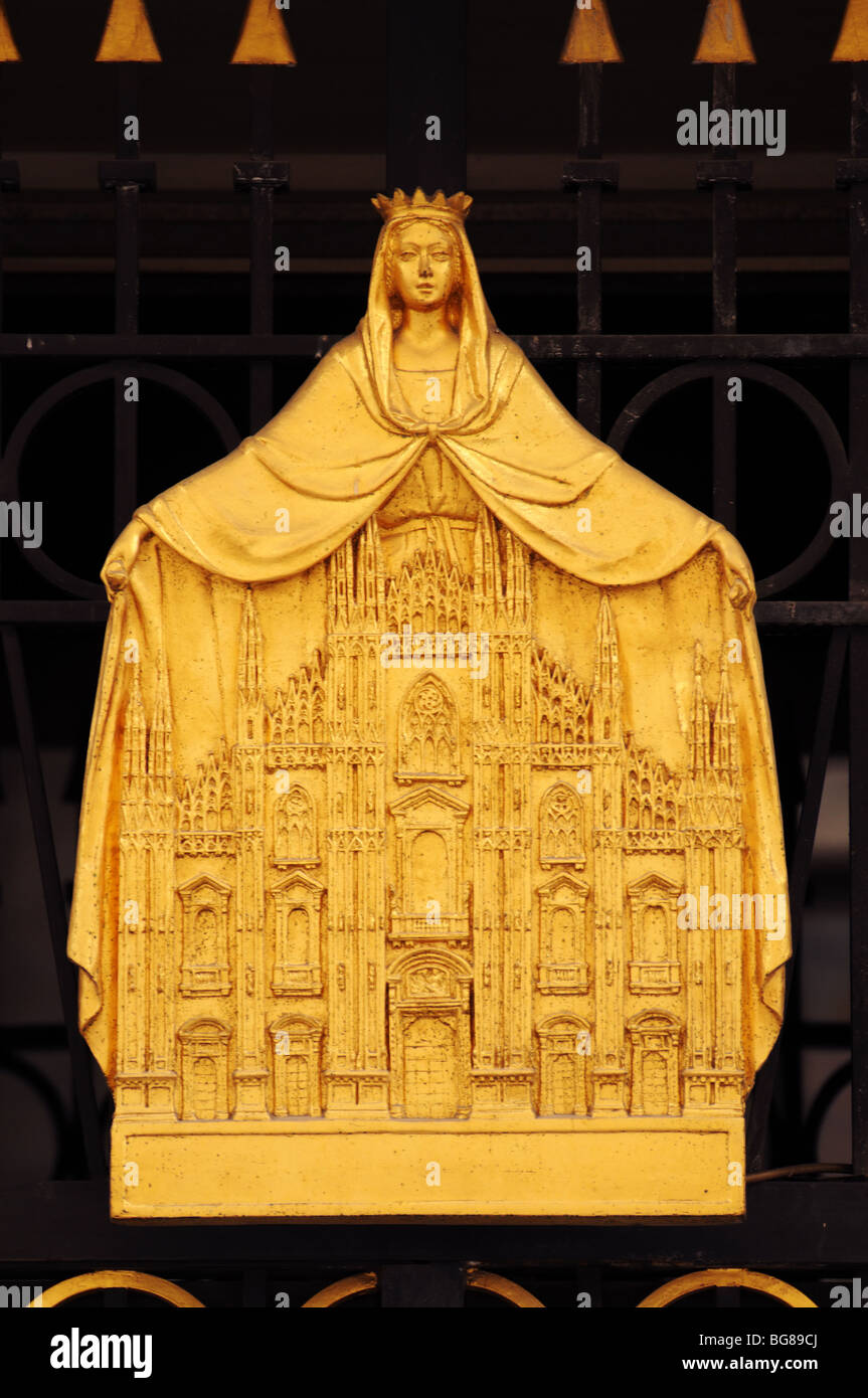 Plaque doré doré doré représentant la Vierge avec sa cape d'un modèle en relief or de blindage de la cathédrale de Milan Italie Banque D'Images Plaque doré doré doré représentant la Vierge avec sa cape d'un modèle en relief or de blindage de la cathédrale de Milan Italie Banque D'Images