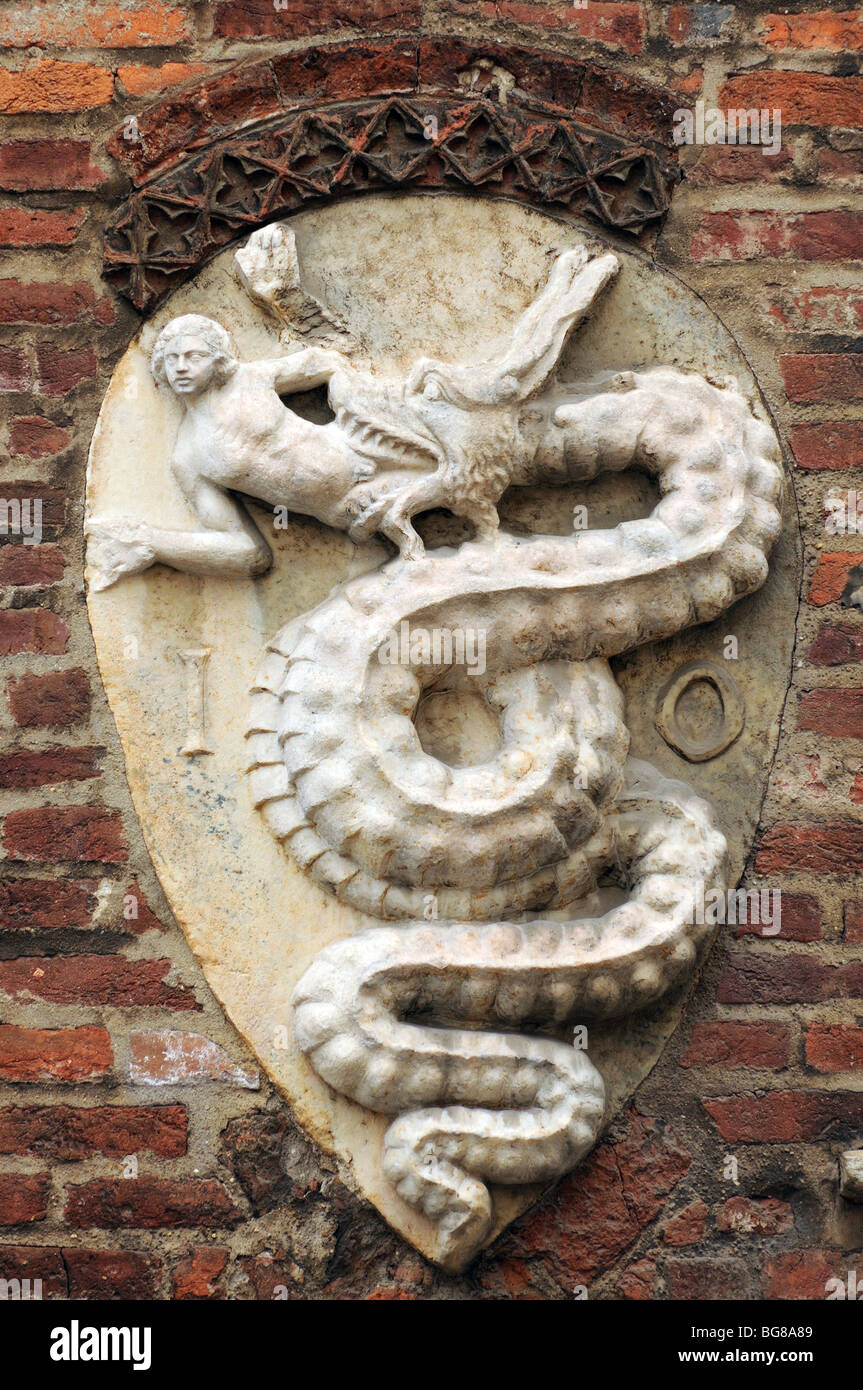Symbole de Milan représente un serpent géant d'avaler une personne sur le mur de bâtiment de ville dans la Piazza del Duomo, Milano Italie Banque D'Images Symbole de Milan représente un serpent géant d'avaler une personne sur le mur de bâtiment de ville dans la Piazza del Duomo, Milano Italie Banque D'Images