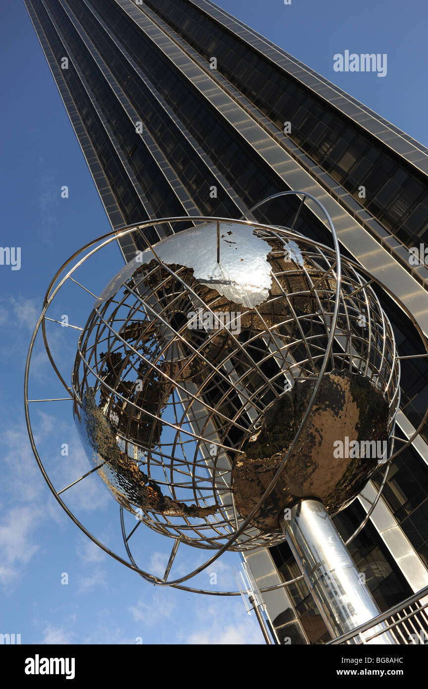 Le globe terrestre la sculpture moderne à Columbus Circle, à côté de l'hôtel Trump à New York USA Banque D'Images