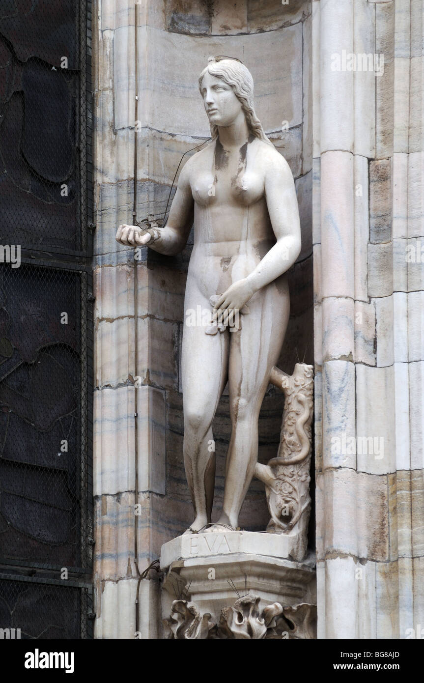 Détail de la sculpture statue en pierre à l'extérieur de la cathédrale Duomo di Milano Milan Lombardie Italie Banque D'Images Détail de la sculpture statue en pierre à l'extérieur de la cathédrale Duomo di Milano Milan Lombardie Italie Banque D'Images