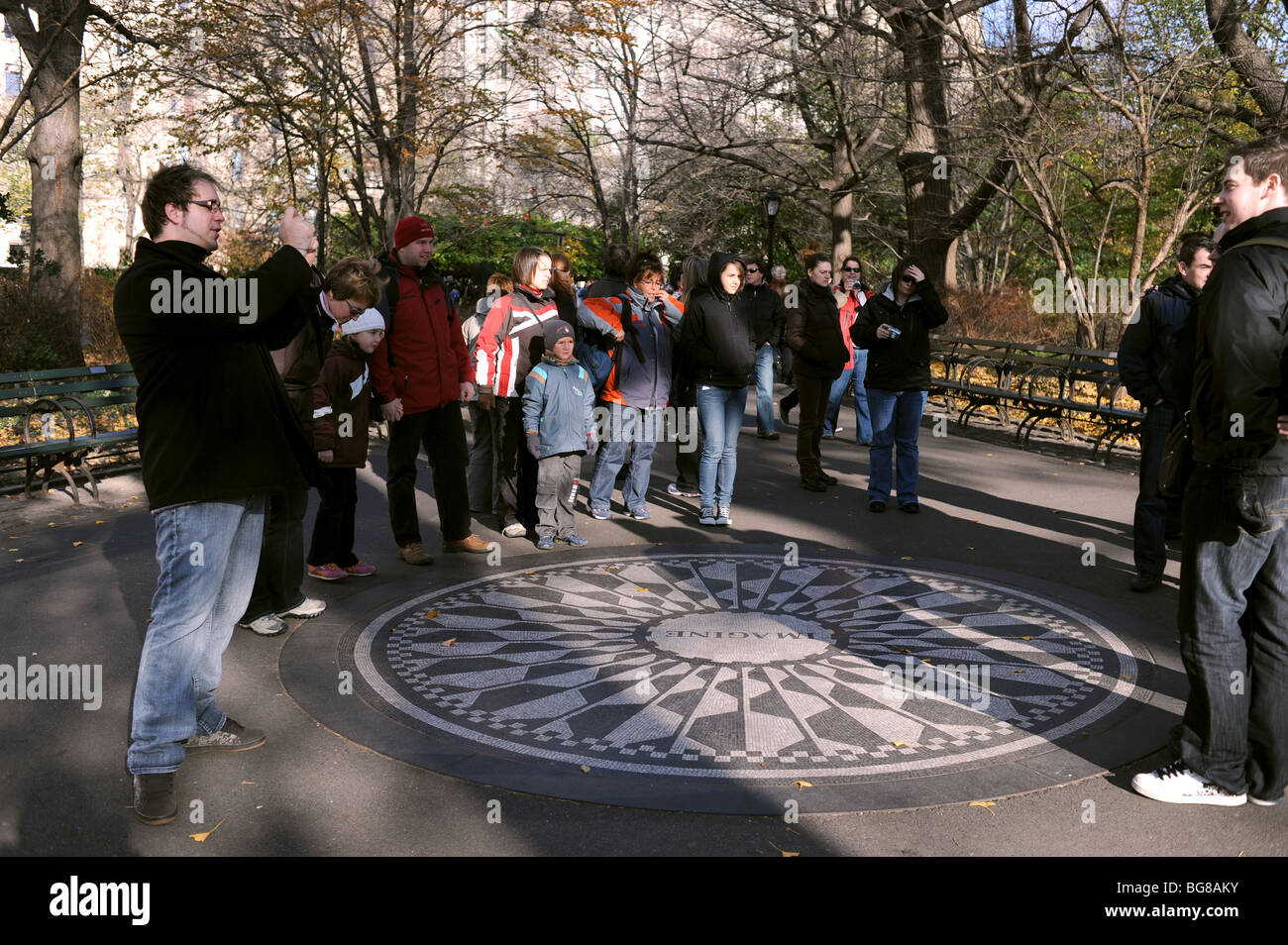 La mosaïque Imagine dédiée aux anciens musicien Beatles John Lennon à Strawberry Fields à Central Park, New York USA Banque D'Images