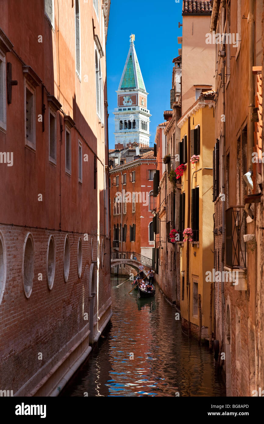 Gondoles sur canal avec Piazza San Marco Campanile au-delà - Venise Vénétie Italie Banque D'Images