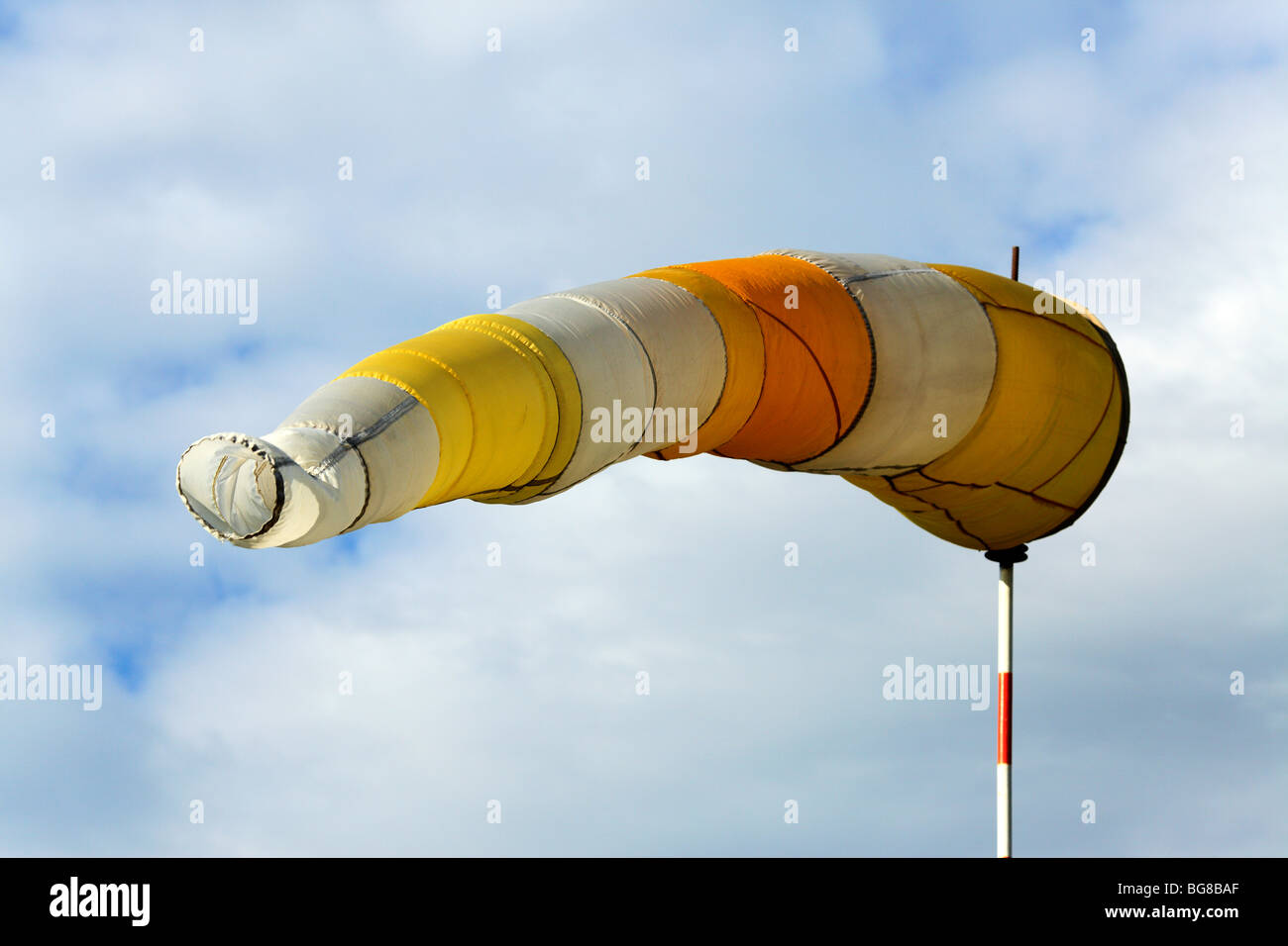 Vent soufflant de l'aéroport dans la brise avec un fond de ciel Banque D'Images