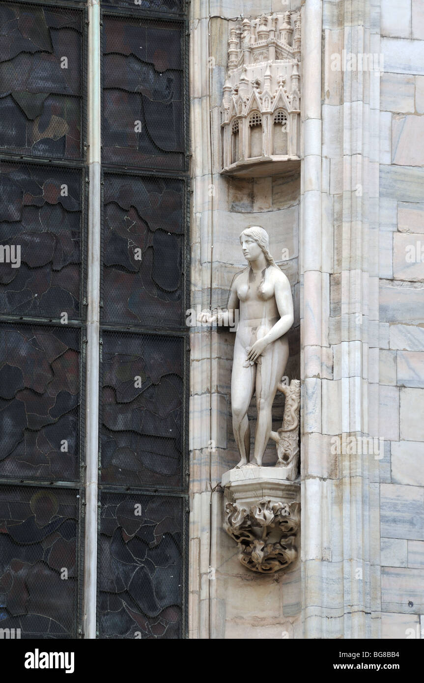 Détail de la sculpture statue en pierre à l'extérieur de la cathédrale Duomo di Milano Milan Lombardie Italie Banque D'Images Détail de la sculpture statue en pierre à l'extérieur de la cathédrale Duomo di Milano Milan Lombardie Italie Banque D'Images