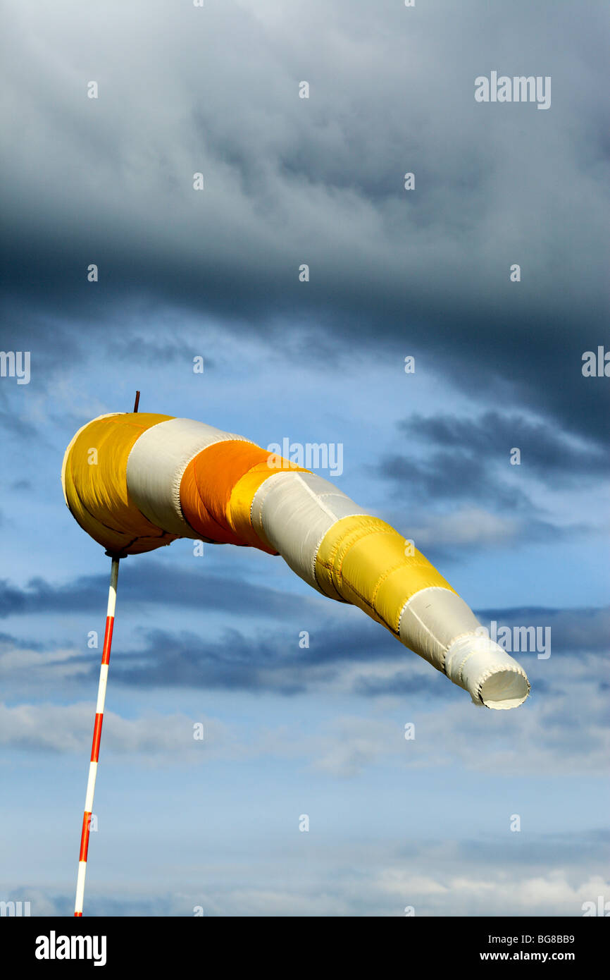 Vent soufflant de l'aéroport dans la brise avec un fond de ciel Banque D'Images