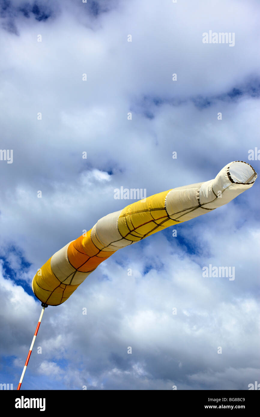 Vent soufflant de l'aéroport dans la brise avec un fond de ciel Banque D'Images