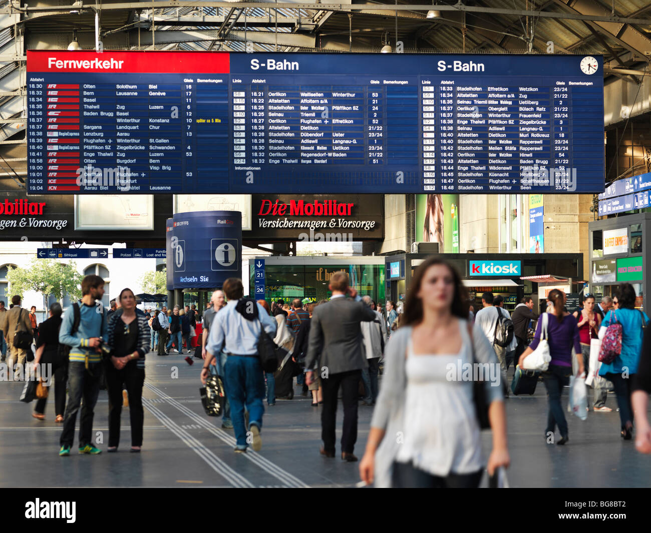 Suisse, Zurich, les horaires des trains et les personnes à l'intérieur de la Hauptbahnhof, la gare principale de Zurich Banque D'Images