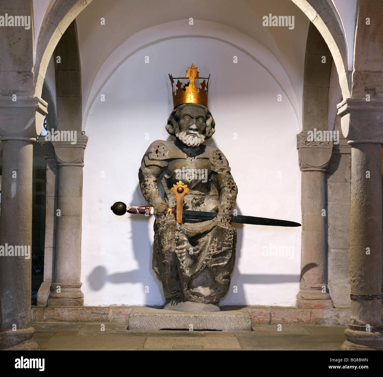La Suisse, Zurich,statue Empereur Ludwig (Louis le Germanique), le petit-fils de Charlemagne dans la crypte de l'église Fraumünster Banque D'Images