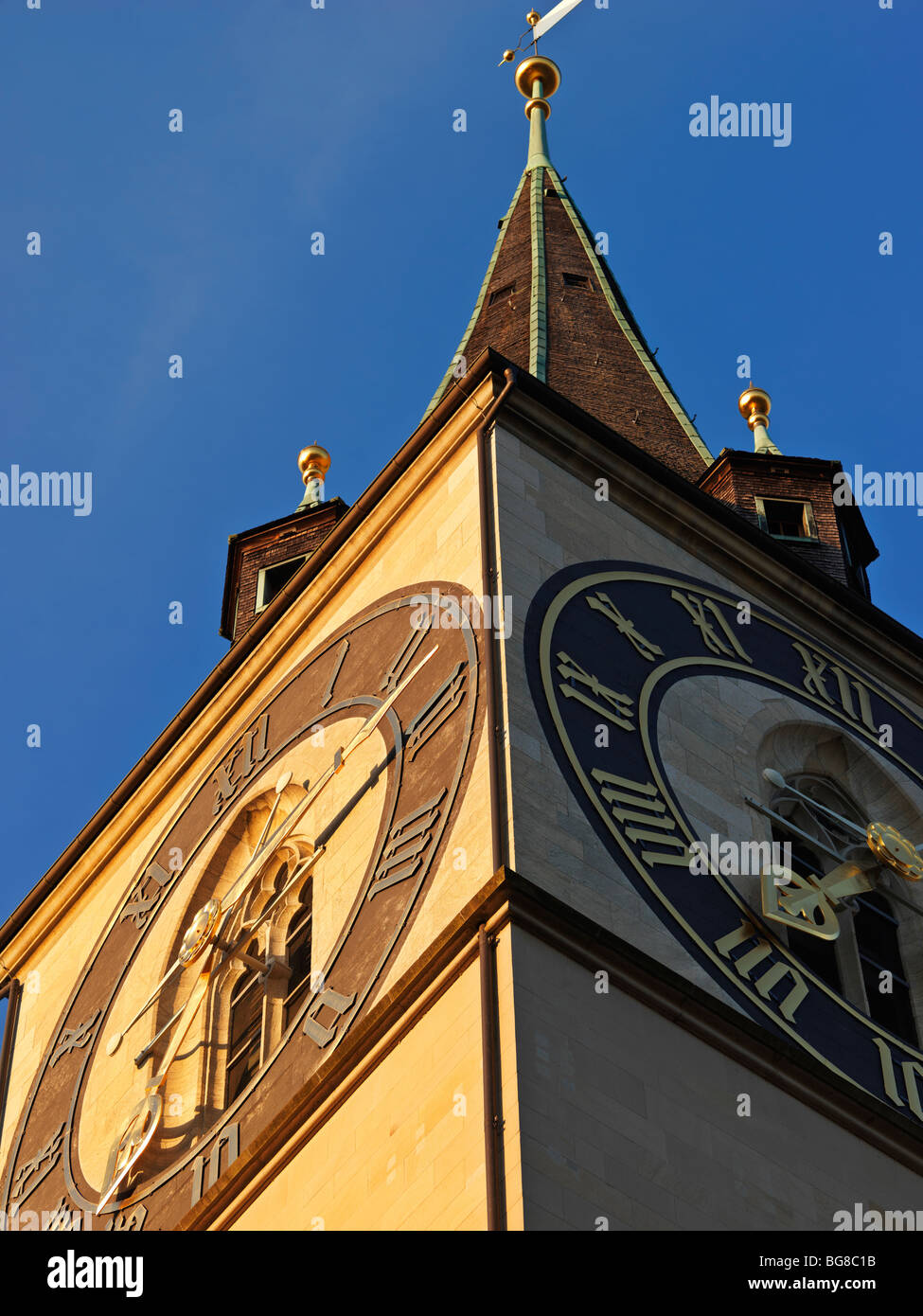 Suisse, Zurich, St. Peter's Church Clock Tower, la plus ancienne église paroissiale de Zurich Banque D'Images