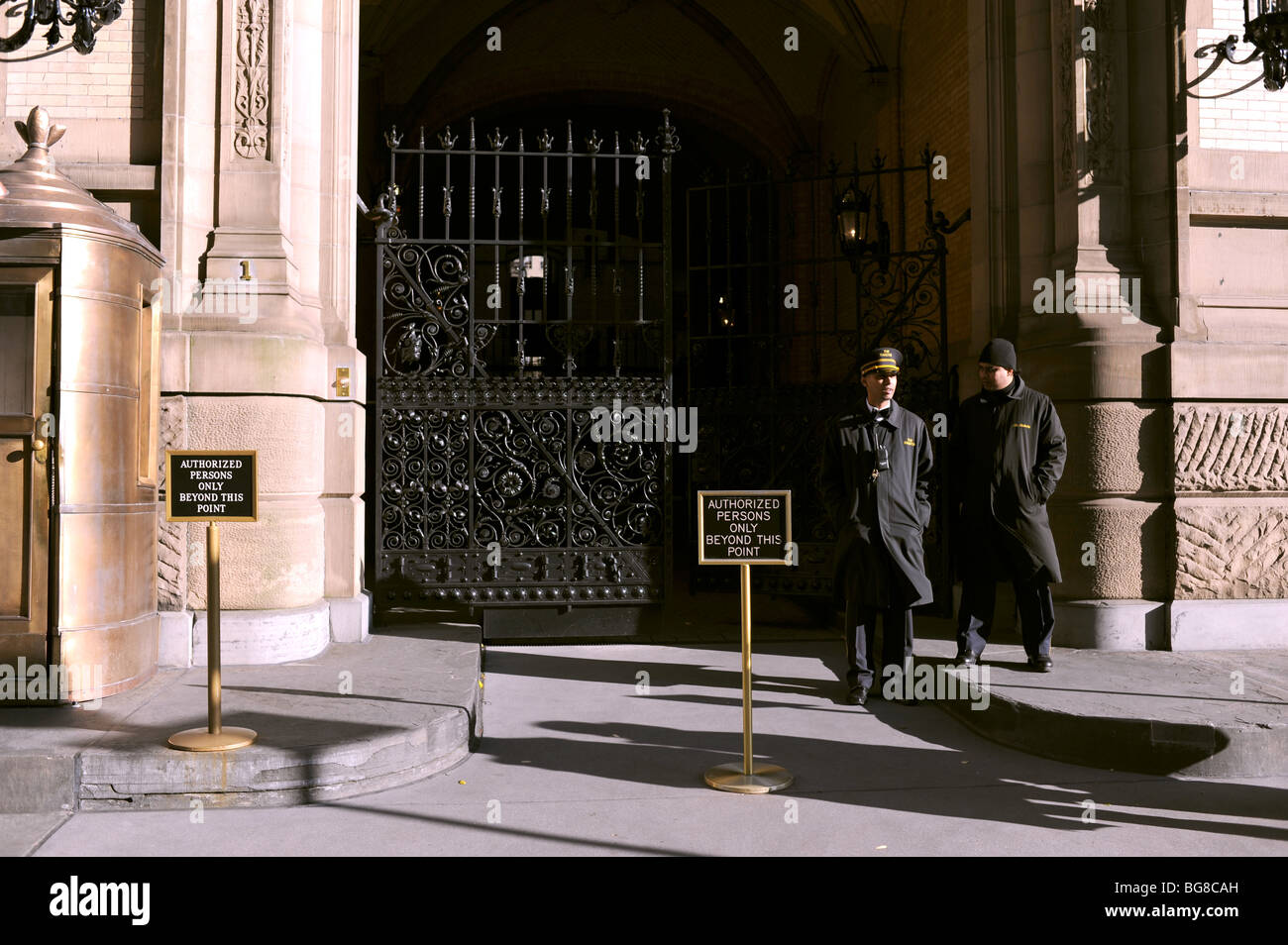 L'entrée du Dakota building où John Lennon a vécu à New York USA Banque D'Images