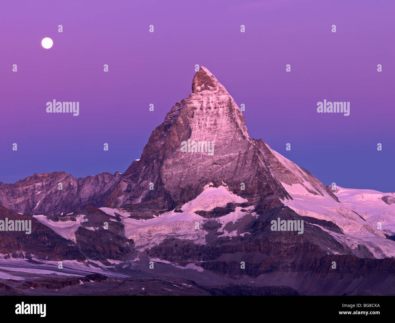Suisse, Valais, Zermatt, le Gornergrat,lune se couche sur le Mont Cervin à l'aube Banque D'Images