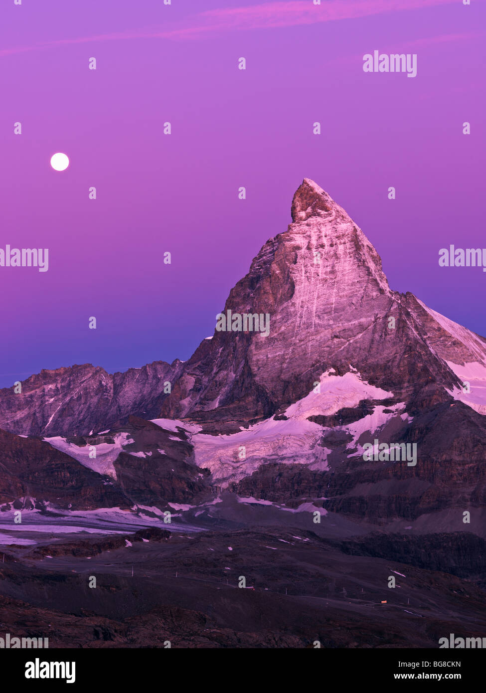 Suisse, Valais, Zermatt, le Gornergrat,lune se couche sur le Mont Cervin à l'aube Banque D'Images