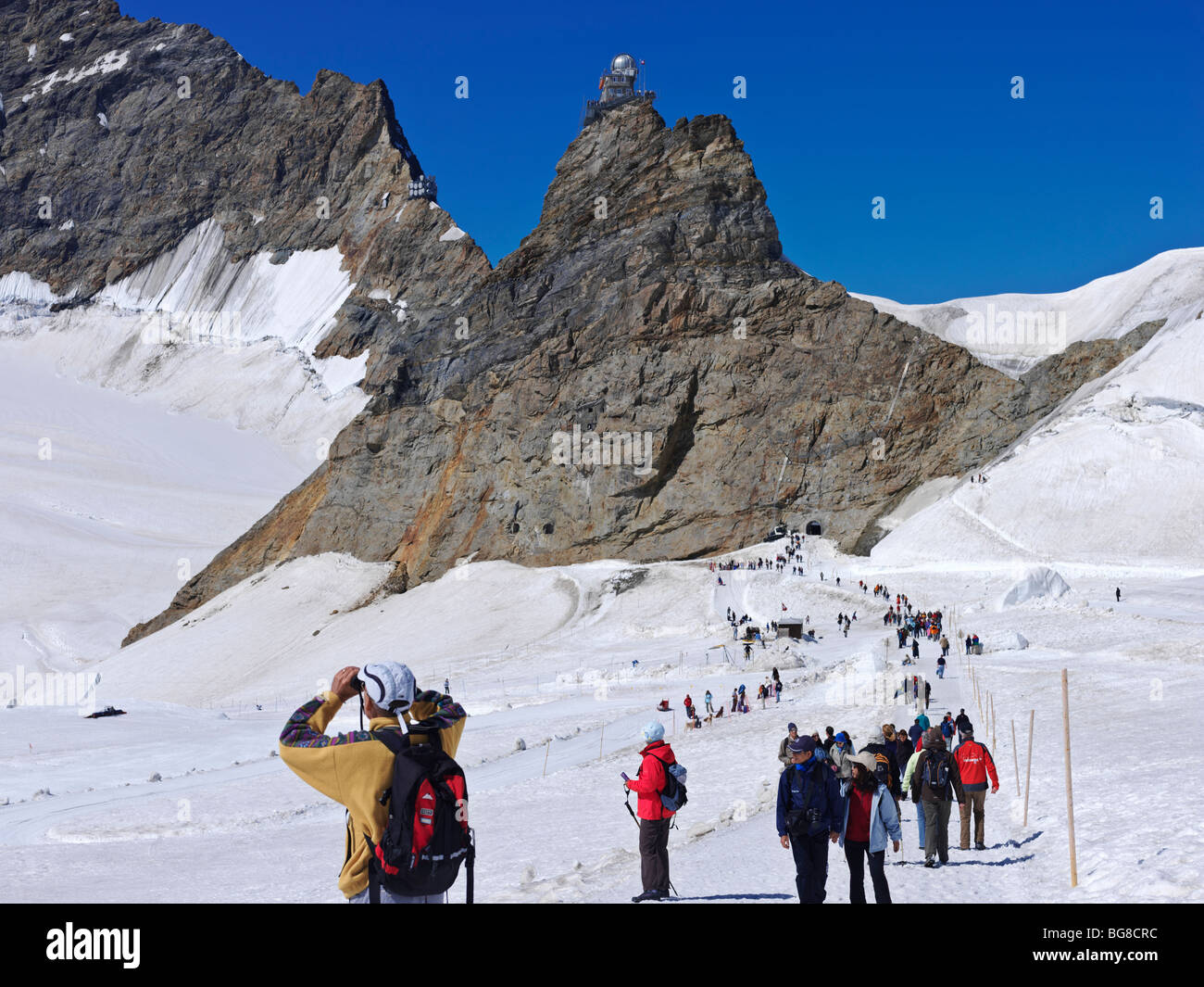 La Suisse, de l'Europe Jungfraujoch-Top,les gens marcher sur le glacier, le Grand Glacier d'Aletsch Banque D'Images