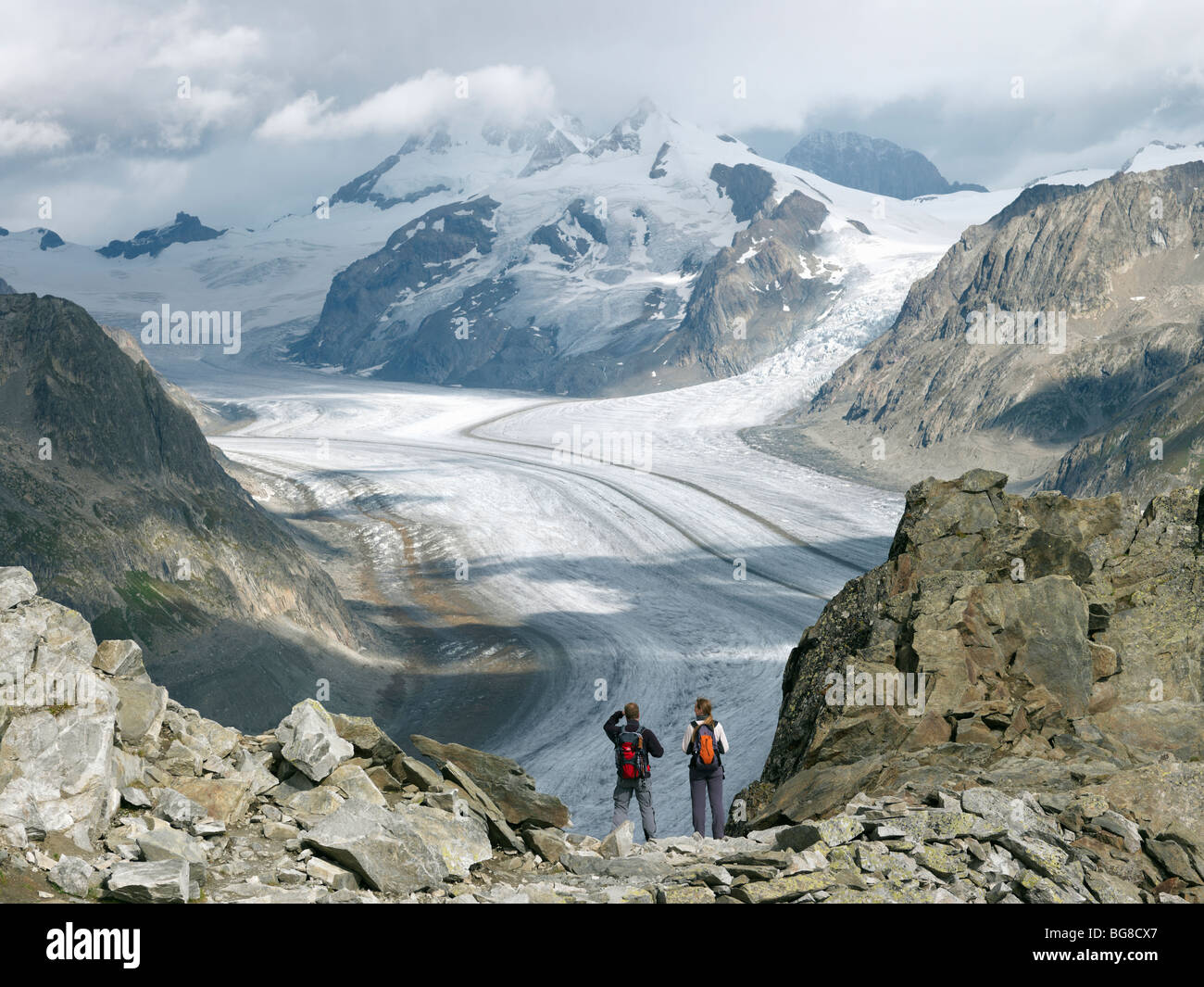 Suisse, Valais, Région de l'Aletsch, le glacier d'Aletsch Glacier d'affichage,deux randonneurs Banque D'Images