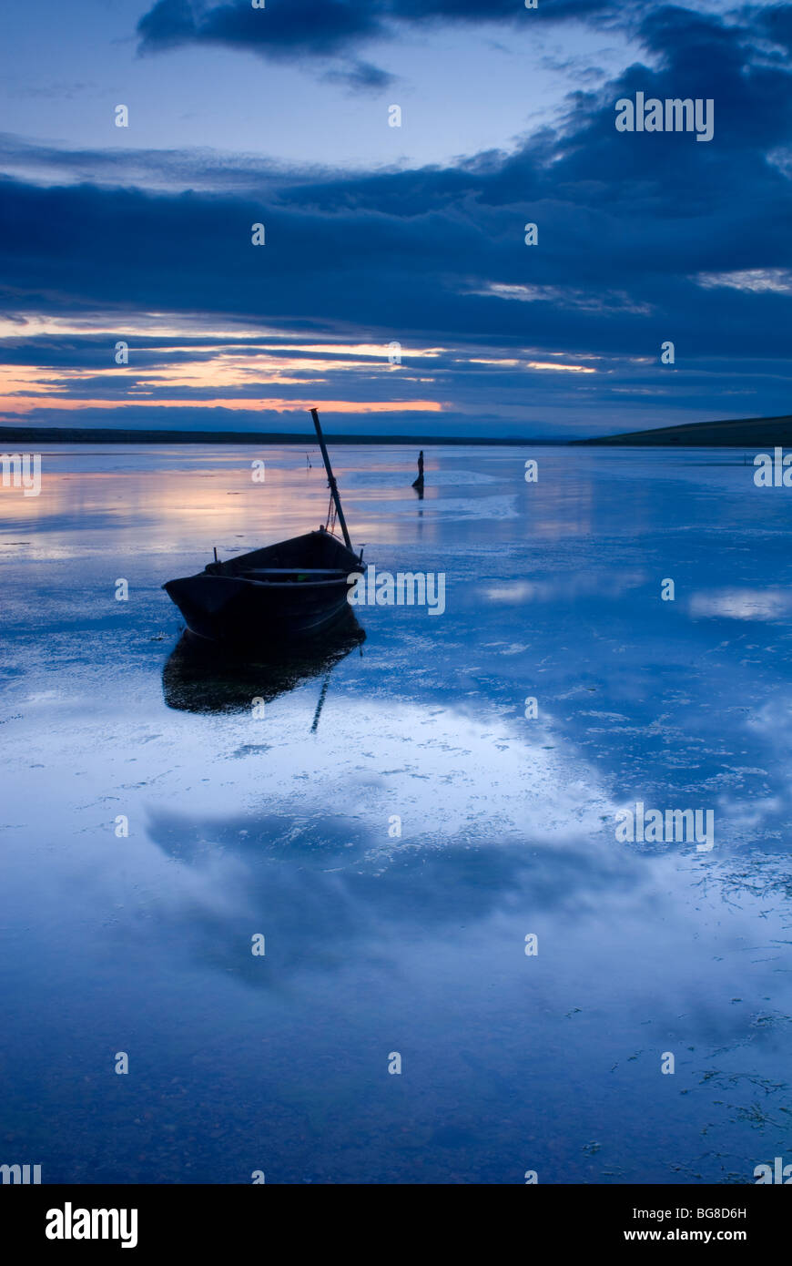 Bateaux au coucher du soleil sur la plage de Chesil, Dorset UK Banque D'Images