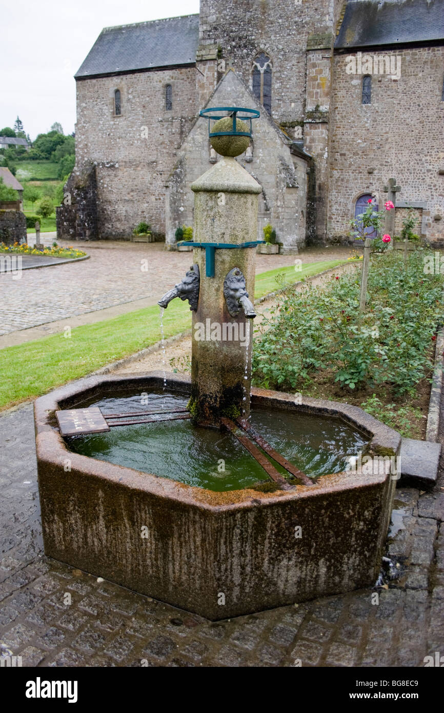 Fontaine en raison de Lonlay l'abbaye une ancienne abbaye en Normandie France Banque D'Images