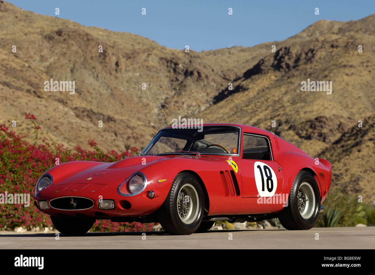 1962 Ferrari 250 GTO fond désert vue 3/4 avant en rouge Banque D'Images