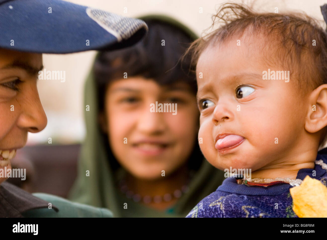 Un Bebe Tire Sa Langue Maternelle A Un Autre Enfant A Kaboul Photo Stock Alamy