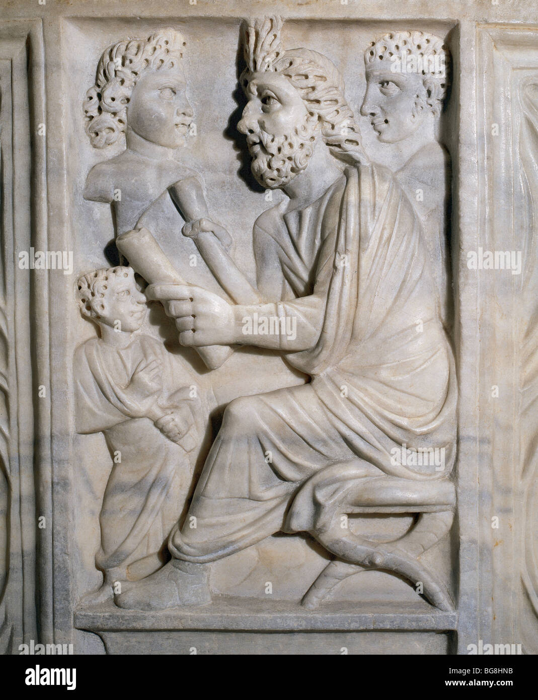 Le sarcophage de pédagogue. Relief représentant un enseignant avec ses élèves. Banque D'Images