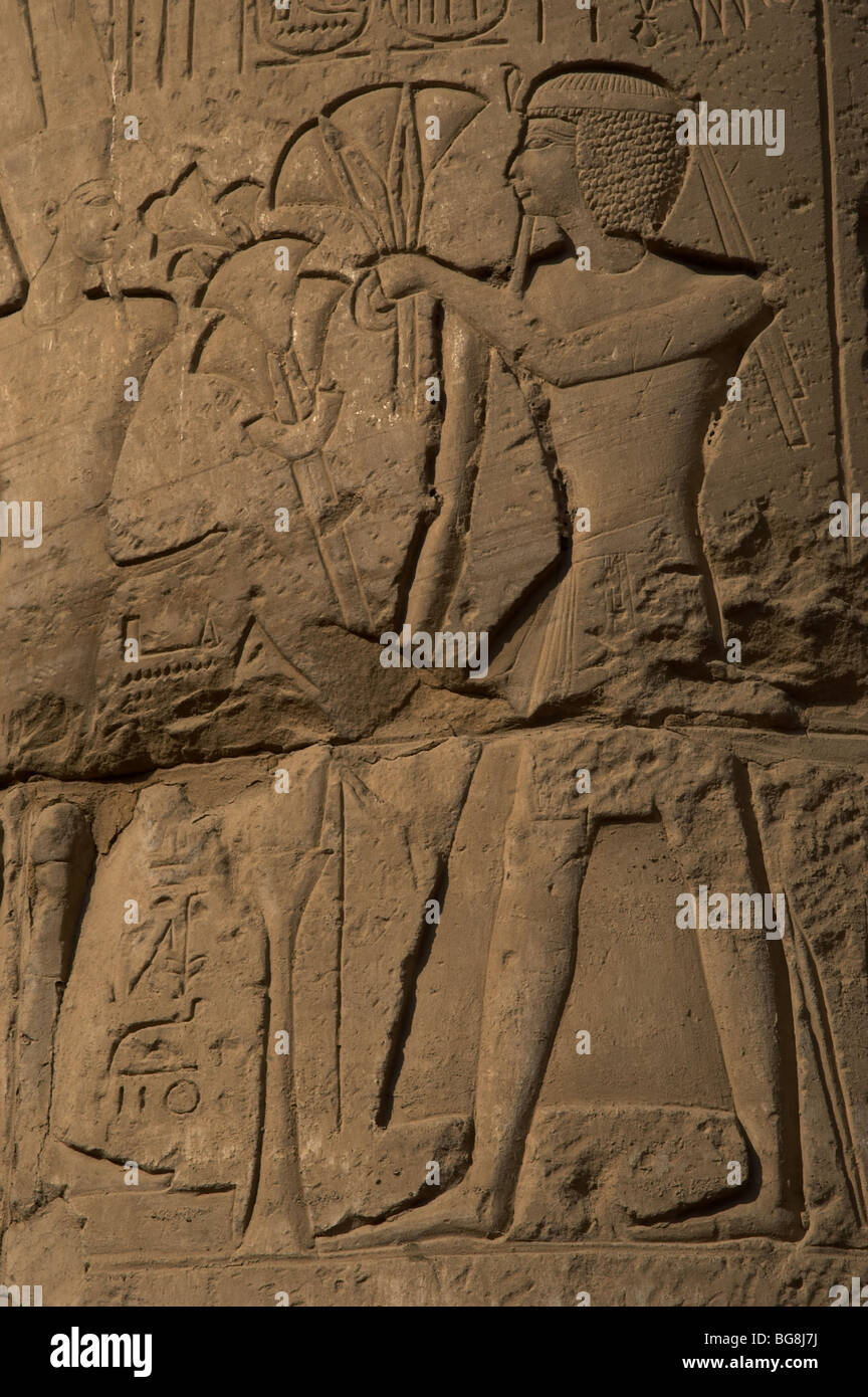 L'art égyptien. Relief représentant un pharaon faisant une offrande de fleurs de papyrus aux dieux. Banque D'Images