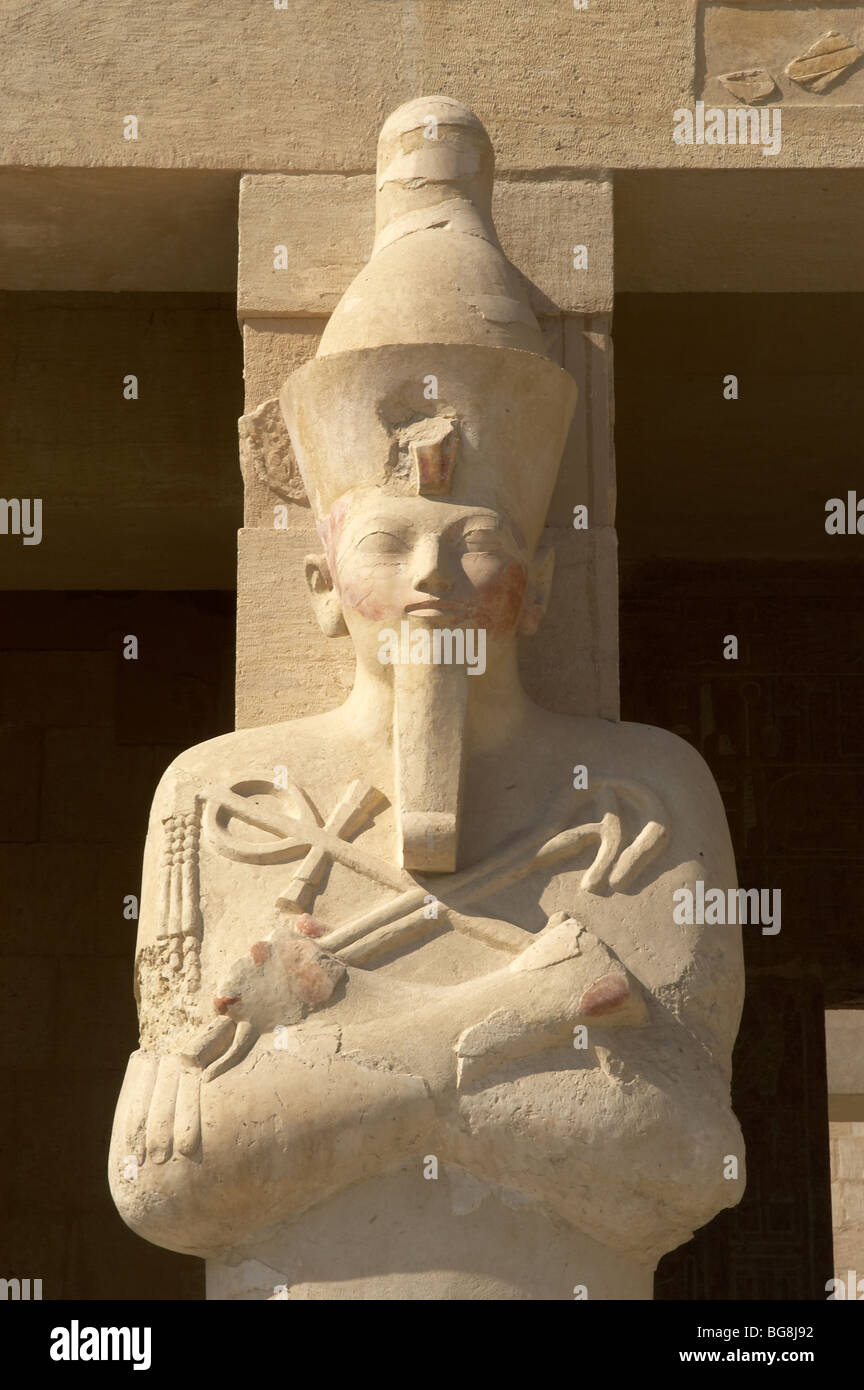 Hatchepsout (1508-1458 b.C). Deuxième pharaon de la xviiie dynastie. Statue osirienne. L'Égypte. Banque D'Images