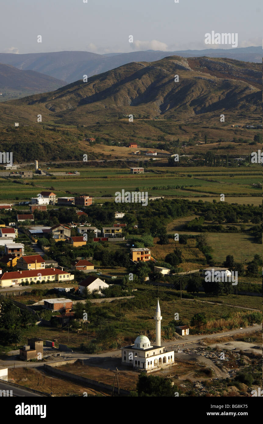 République d'Albanie. Shkodra. Vue sur le paysage autour du village avec une mosquée à l'avant-plan. Banque D'Images