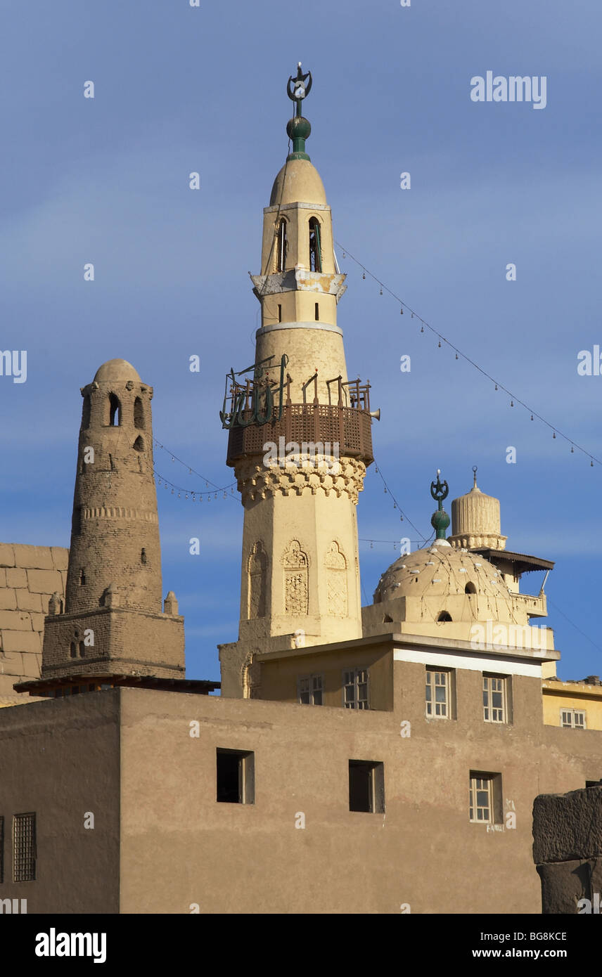 L'Égypte. LUXOR. Vue partielle sur la mosquée d'Abu El-Aggaq, construit à l'intérieur du temple égyptien de Louxor. Banque D'Images