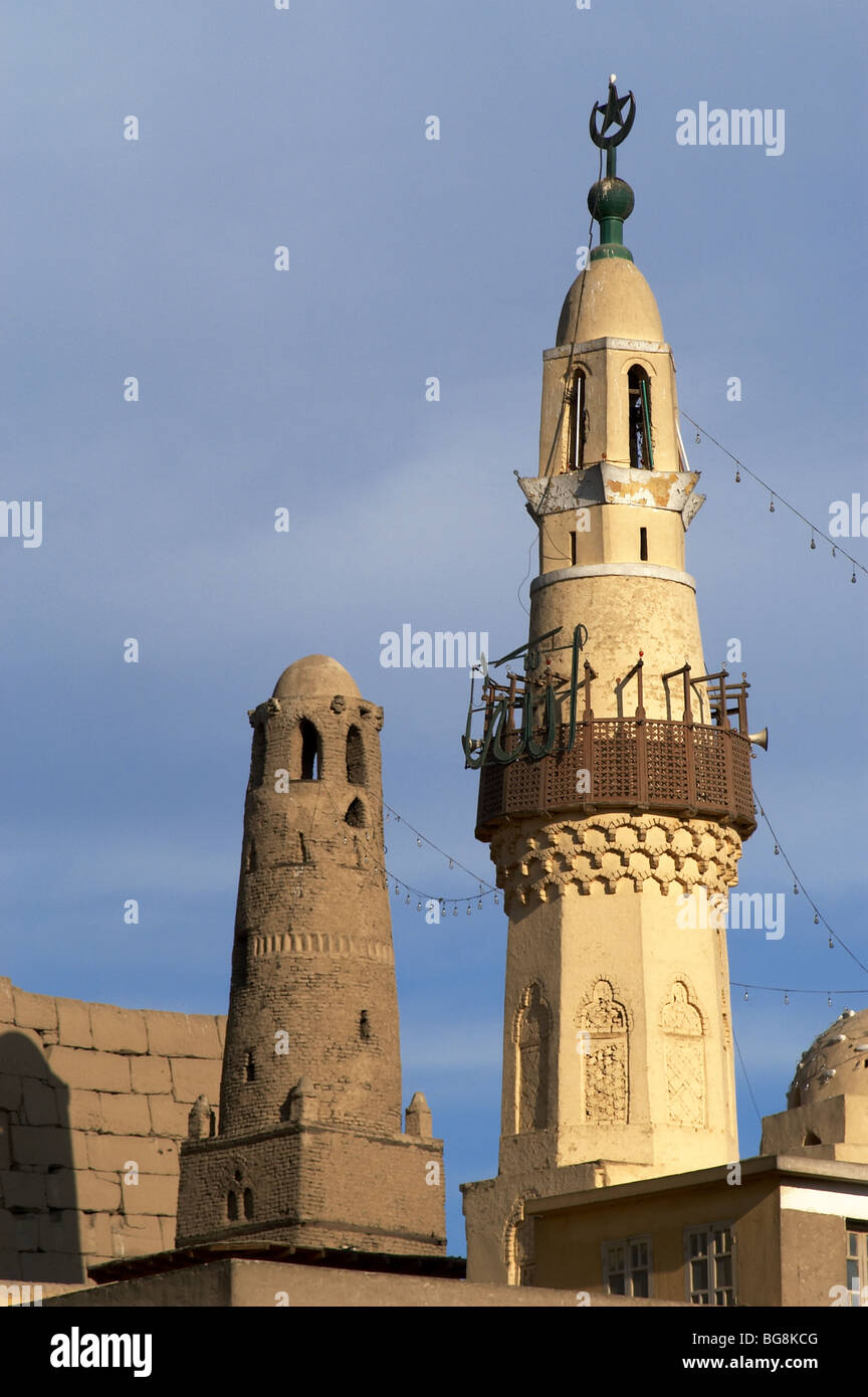 L'Égypte. LUXOR. Vue partielle sur la mosquée d'Abu El-Aggaq, construit à l'intérieur du temple égyptien de Louxor. Banque D'Images