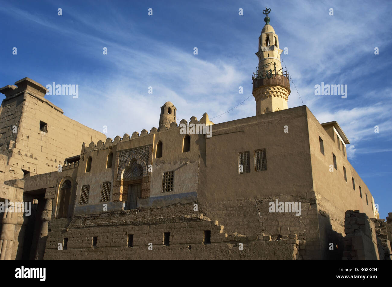 L'Égypte. LUXOR. Vue partielle sur la mosquée d'Abu El-Aggaq, construit à l'intérieur du temple égyptien de Louxor. Banque D'Images