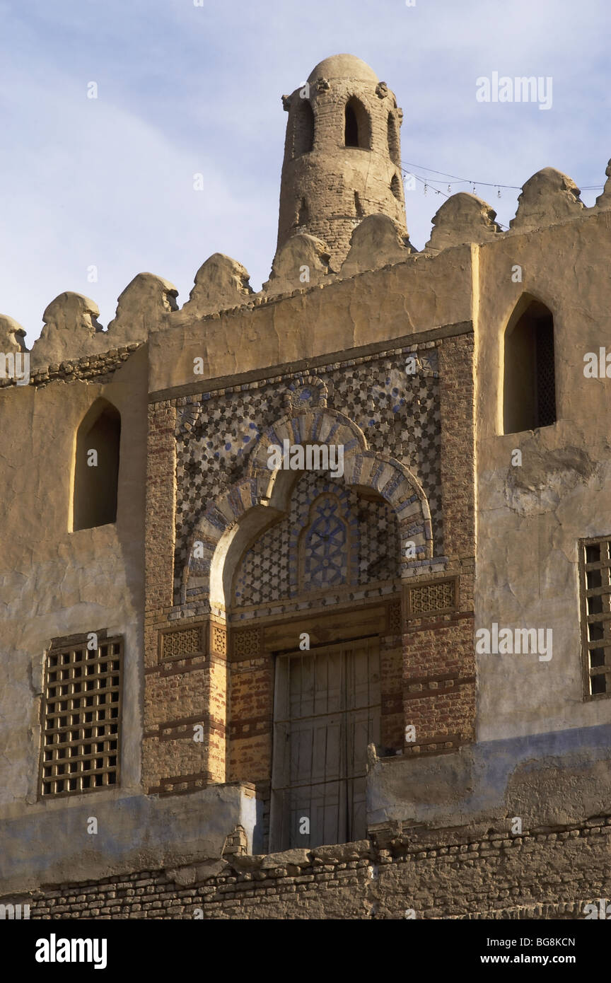 L'Égypte. LUXOR. Vue partielle sur la mosquée d'Abu El-Aggaq, construit à l'intérieur du temple égyptien de Louxor. Banque D'Images